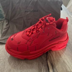 Red Triple trainers woman size 8